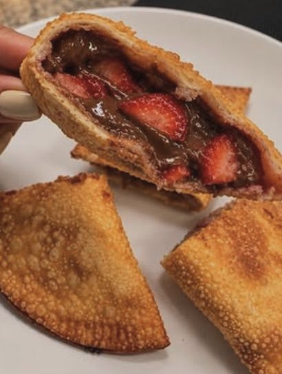Pastel de morango aberto, com chocolate e morangos picados
